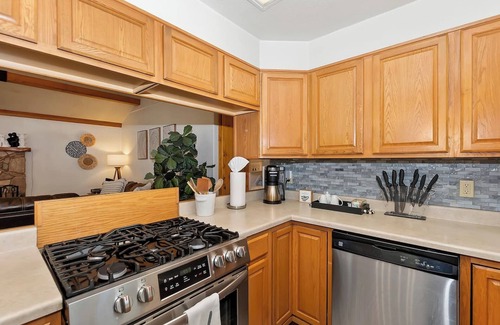 Big Bear City Cabina | Bear Cub Cottage with HotTub & Firepit