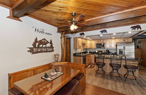 Big Bear City Cabina | Bear Hug Lodge-Spa/BBQ/Game/Fitness rooms. Short distance from both ski resorts