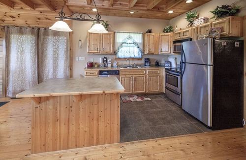 Sevierville Cabina | Bear Hugs - Great Cabin! 2 Bedroom Cabin by RedAwning