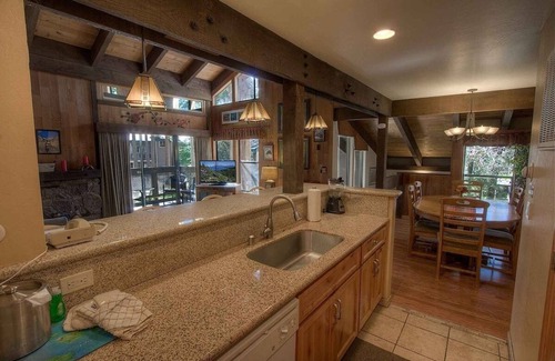 South Lake Tahoe Condominio | Bear Lake Hideaway 3 Bedroom Condo by RedAwning