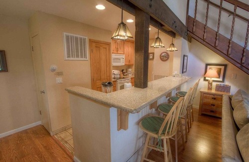 South Lake Tahoe Condominio | Bear Lake Hideaway 3 Bedroom Condo by RedAwning