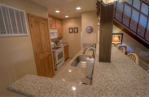 South Lake Tahoe Condominio | Bear Lake Hideaway 3 Bedroom Condo by RedAwning