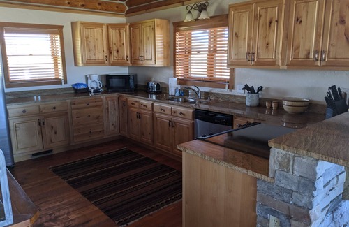 Hulett Cabina | Bear Lodge cozy is a 3 bedroom cabin located @ Golf Course at Devil's Tower.