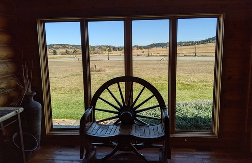 Hulett Cabina | Bear Lodge cozy is a 3 bedroom cabin located @ Golf Course at Devil's Tower.