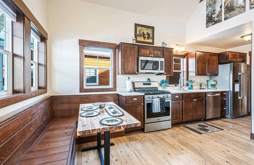 Dover Casa | Bear Necessities - 1 Bedroom and Loft 2 Bath Parkside Bungalow