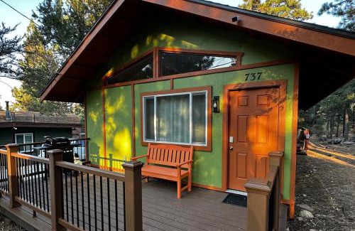 Sugarloaf Casa | Bear Nest - Cozy 2 bedroom House adjacent to National Forest with Deck BBQ Fireplace