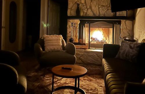 Sugarloaf Casa | Bear Nest - Cozy 2 bedroom House adjacent to National Forest with Deck BBQ Fireplace