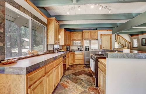 North Upper Truckee Casa | Bear Pause 4BR | Large Deck & Balcony