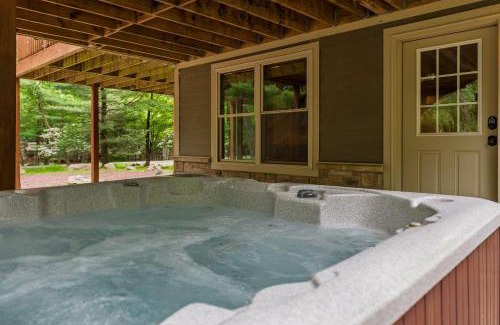 Lake Harmony Estates Casa | Bear Paw Lodge by AvantStay Hot Tub Deck Fire Pit