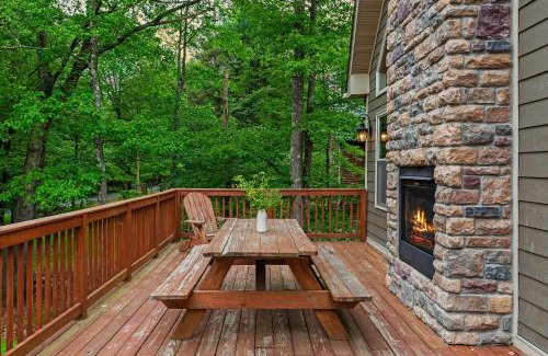 Lake Harmony Estates Casa | Bear Paw Lodge by AvantStay Hot Tub Deck Fire Pit