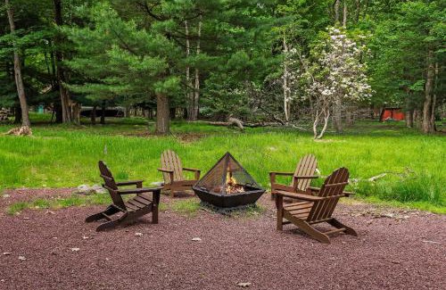 Lake Harmony Estates Casa | Bear Paw Lodge by AvantStay Hot Tub Deck Fire Pit