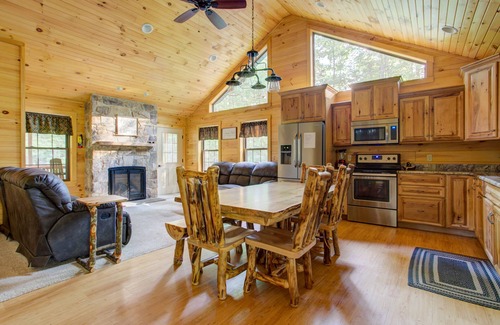 Laurelton Cabina | Bear Paw = LodgeCenter Of Nature @ God's Creation # Campfire + Fun & Trails