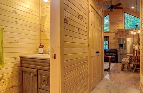 Laurelton Cabina | Bear Paw = LodgeCenter Of Nature @ God's Creation # Campfire + Fun & Trails