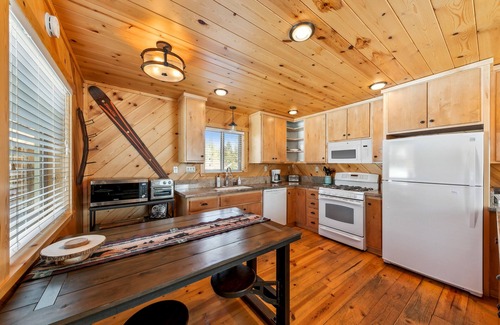 Mountain View Estates Casa | Bear Ridge Cabin: Hot Tub, BBQ, Quiet