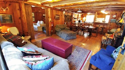 Red River Casa | Bear Run - Walk to Main Street - Rustic Cabin - WiFi - Washer - Dryer - Wood Burning Fireplace - Secluded Setting
