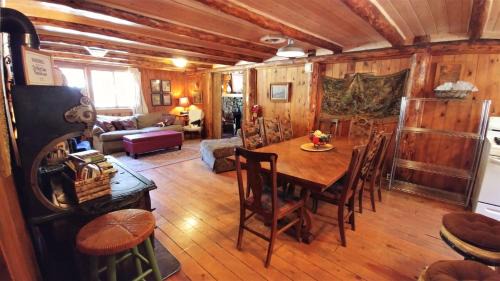 Red River Casa | Bear Run - Walk to Main Street - Rustic Cabin - WiFi - Washer - Dryer - Wood Burning Fireplace - Secluded Setting
