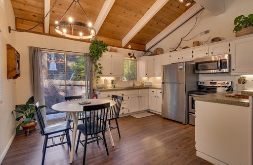 Tahoma Cabina | Bear's Den: 2 BR, 1 BA Cabin or Bungalow in Tahoma, Sleeps 4