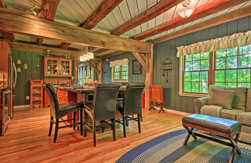 Acme Casa | 'Bear's Eye View' - Mountain Retreat w/ Hot Tub!
