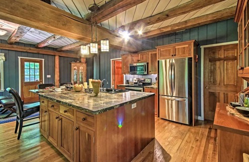 Acme Cabina | Bear's Eye View' - Mountain Retreat w/ Hot Tub!