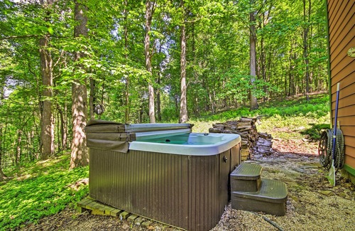 Acme Cabina | Bear's Eye View' - Mountain Retreat w/ Hot Tub!