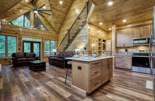 Wears Valley Cabina | Bear Tracks Lodge 4 Bedroom Cabin by RedAwning