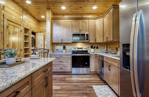 Wears Valley Cabina | Bear Tracks Lodge 4 Bedroom Cabin by RedAwning