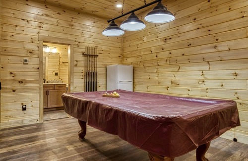 Wears Valley Cabina | Bear Tracks Lodge 4 Bedroom Cabin by RedAwning