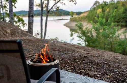 Sevierville Casa | Bearfoot Bungalow - Lakefront Paradise