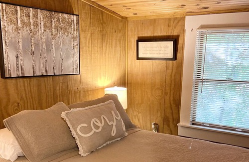 Birdseye Cabina | Bearfoot Cabin - 1 BR (+ sleeping loft) 2 BA, 3 mi from Patoka Lake