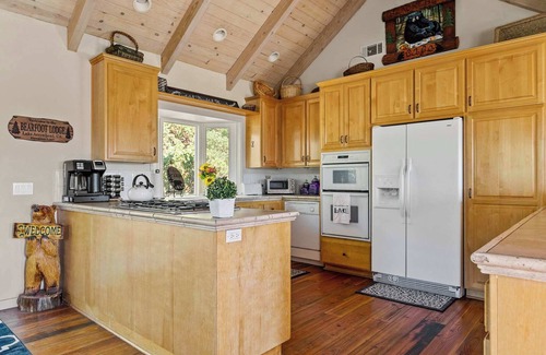 Lake Arrowhead Casa | Bearfoot Lodge near Hiking & Skiing!