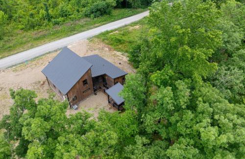 Broken Bow Casa | Bearly Creekin'-creekside luxury cabin