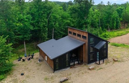 Broken Bow Casa | Bearly Creekin'-creekside luxury cabin