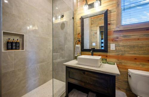 Broken Bow Casa | Bearly Creekin'-creekside luxury cabin