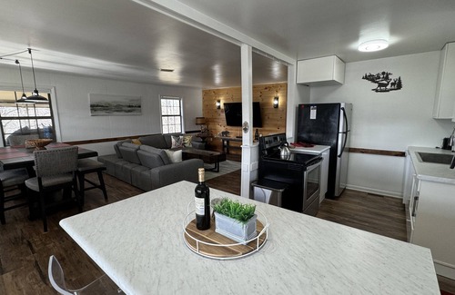 Hiawassee Cabina | Bear’s Chateau: Modern-Rustic Cabin w/ Mtn Views, Screened Porch + Fire Pit