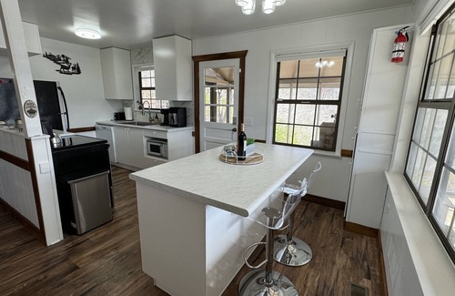 Hiawassee Cabina | Bear’s Chateau: Modern-Rustic Cabin w/ Mtn Views, Screened Porch + Fire Pit