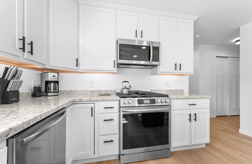 Maple City Casa | Bears Den - Hot Tub & A Short Walk to Glen Lake