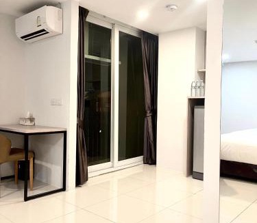 Na Kluea Hotel | BEAR’S DEN HOTEL PATTAYA