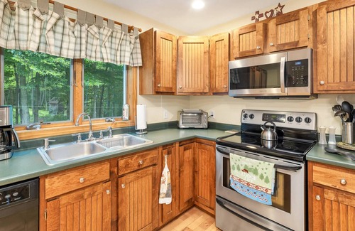 Rumney Casa | Bears Den: Stinson Lake Community Deck! Firepit, BBQ, Swingset, Fast WiFi, Hike Bike Climb