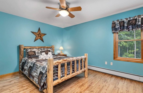 Rumney Casa | Bears Den: Stinson Lake Community Deck! Firepit, BBQ, Swingset, Fast WiFi, Hike Bike Climb