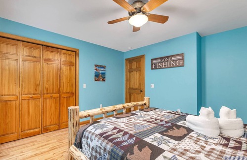 Rumney Casa | Bears Den: Stinson Lake Community Deck! Firepit, BBQ, Swingset, Fast WiFi, Hike Bike Climb