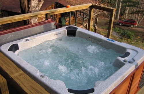 Barnardsville Cabina | Bears Den: cabaña privada, cómoda y bien mantenida con bañera de hidromasaje con vista al río.
