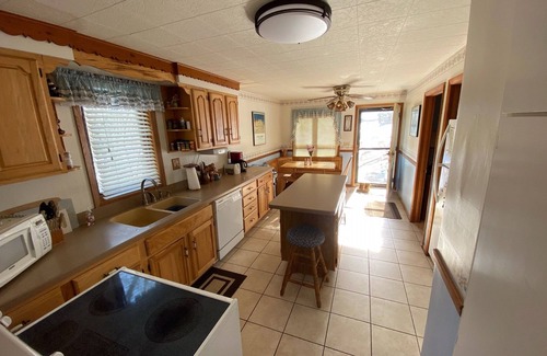 Lake Ripley Casa | Bears Den: Year-round Comfortable 4-bdrm house on Lake Ripley in Cambridge WI