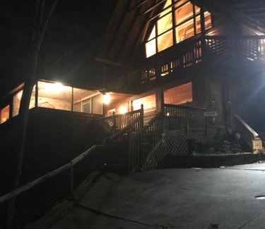 Sevierville Villa | Bears Lair cabin Chalet