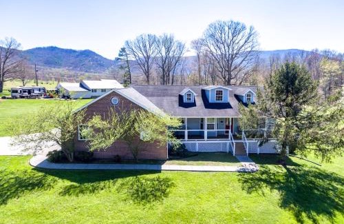 Gatlinburg - Pigeon Forge Casa | Bears Valley Inn - Cozy Pet Friendly Family Retreat - 15 Min to Top Attractions - Game Room & Private Fishing Hole