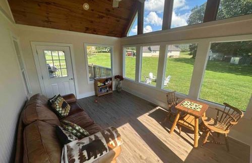 Gatlinburg - Pigeon Forge Casa | Bears Valley Inn - Cozy Pet Friendly Family Retreat - 15 Min to Top Attractions - Game Room & Private Fishing Hole