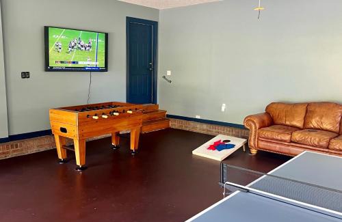 Gatlinburg - Pigeon Forge Casa | Bears Valley Inn - Cozy Pet Friendly Family Retreat - 15 Min to Top Attractions - Game Room & Private Fishing Hole