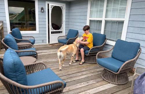 Gatlinburg - Pigeon Forge Casa | Bears Valley Inn - Cozy Pet Friendly Family Retreat - 15 Min to Top Attractions - Game Room & Private Fishing Hole