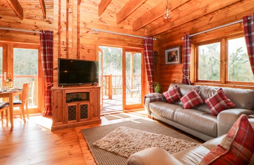Modbury Cabaña | BEARSCOMBE VIEW, pet friendly, with a garden in Modbury