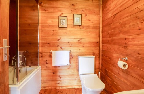 Modbury Cabaña | BEARSCOMBE VIEW, pet friendly, with a garden in Modbury