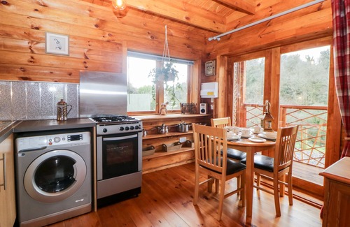 Modbury Cabaña | BEARSCOMBE VIEW, pet friendly, with a garden in Modbury